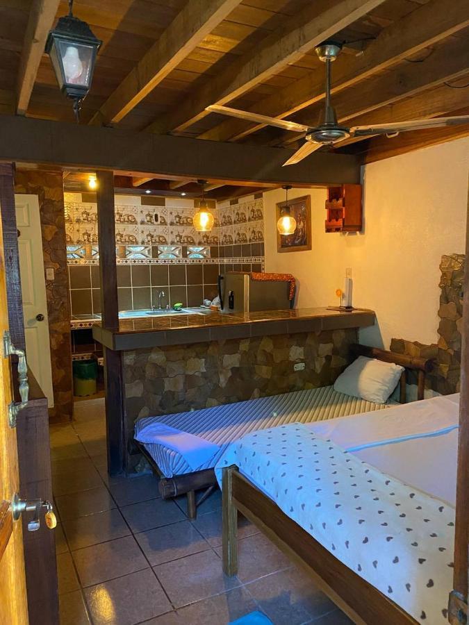 Hostal Cecilia Puerto Viejo de Talamanca エクステリア 写真