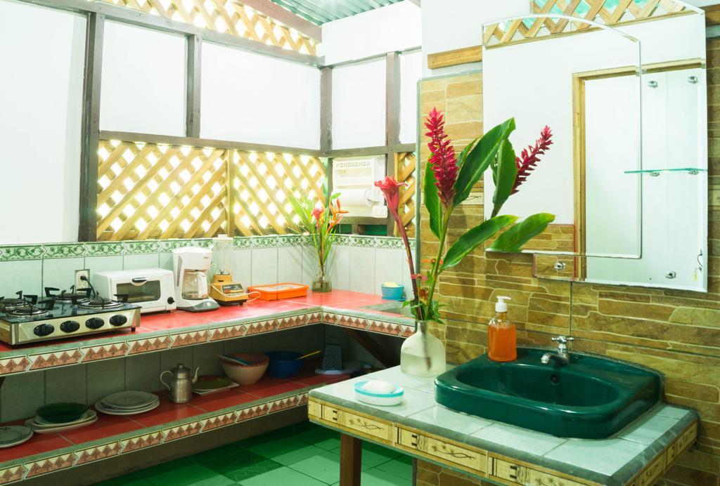 Hostal Cecilia Puerto Viejo de Talamanca エクステリア 写真