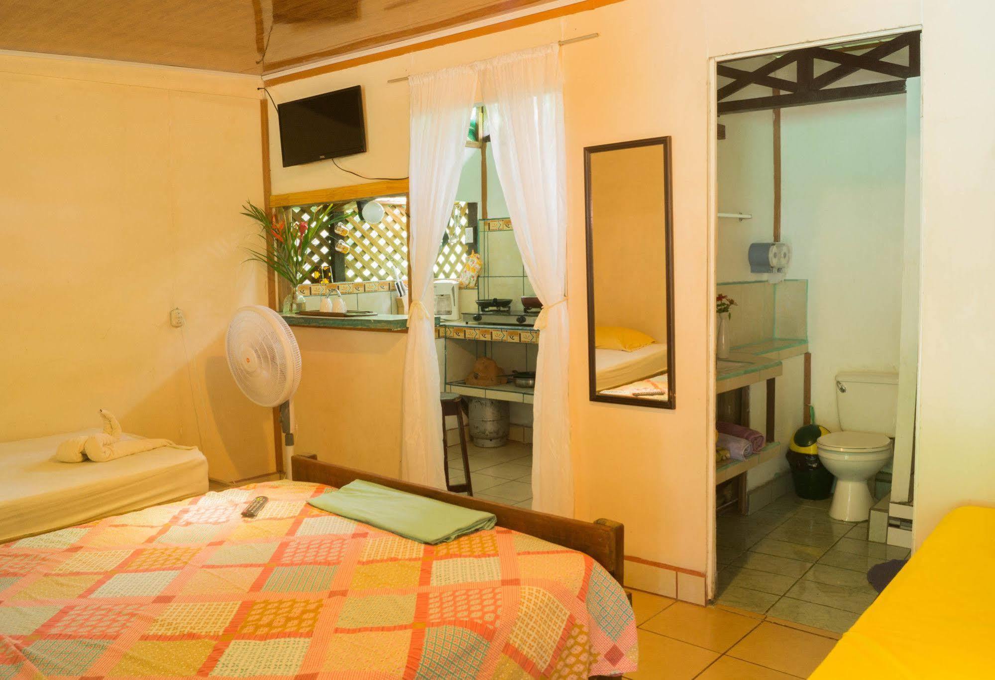 Hostal Cecilia Puerto Viejo de Talamanca エクステリア 写真