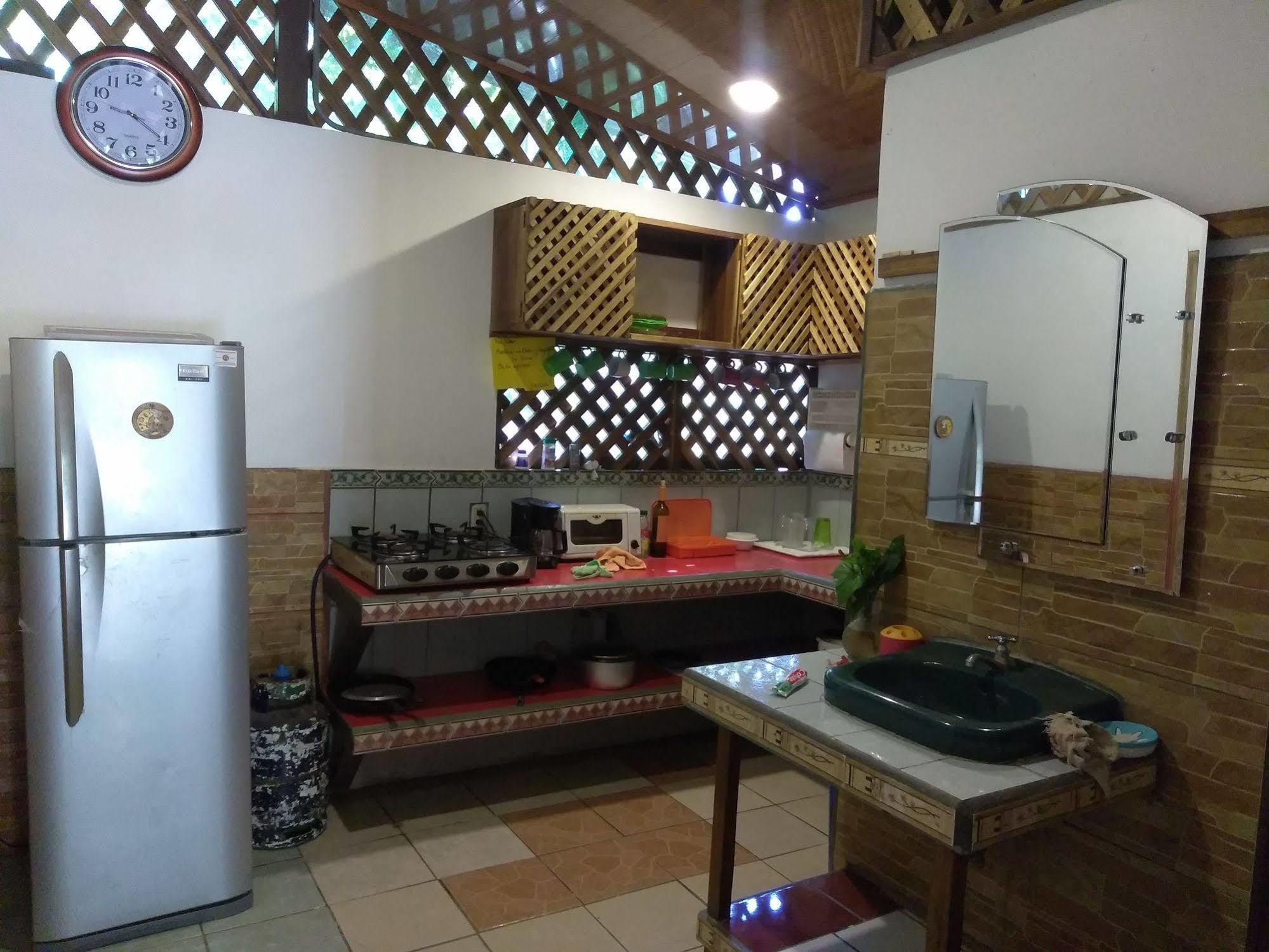 Hostal Cecilia Puerto Viejo de Talamanca エクステリア 写真