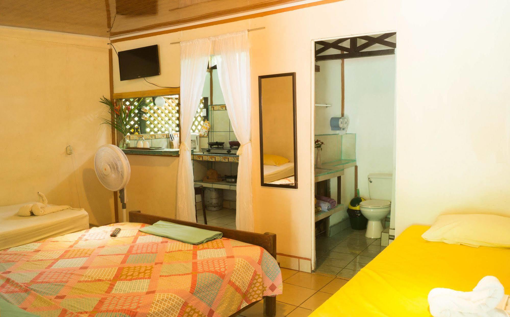 Hostal Cecilia Puerto Viejo de Talamanca エクステリア 写真